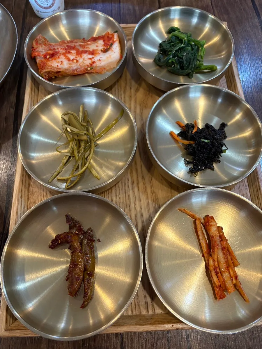 정갈하게 담긴 나물과 반찬들