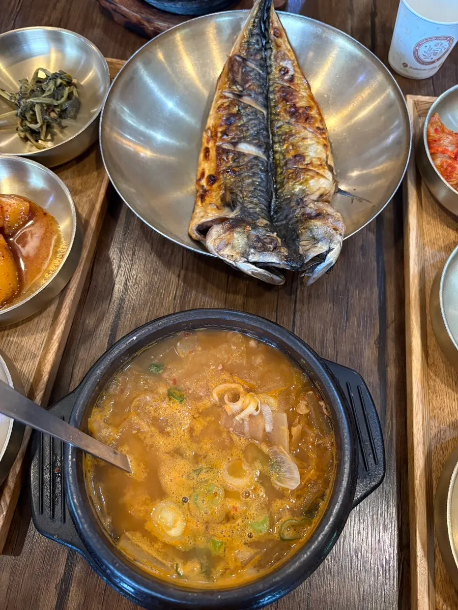 밥과 국, 반찬이 함께 놓인 한정식 상차림