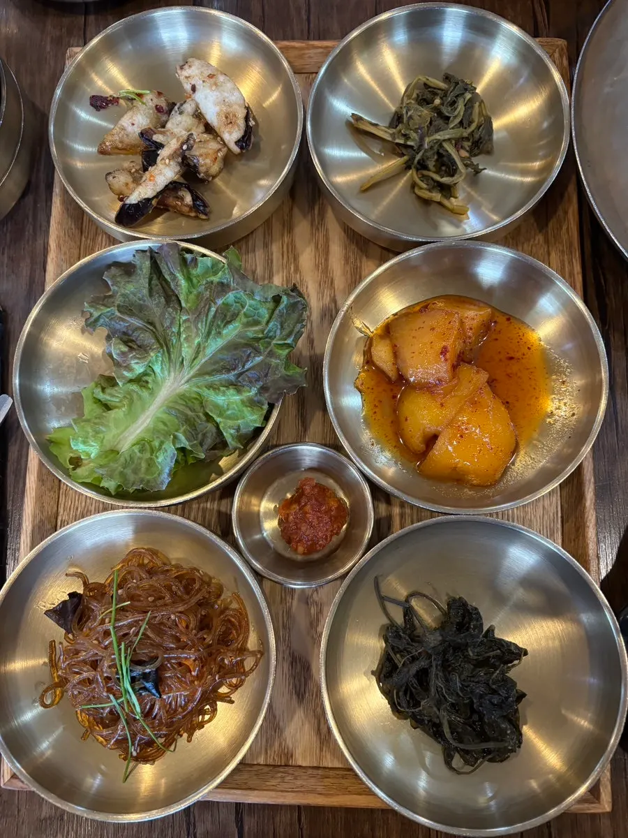 따뜻한 밥과 함께 먹는 한정식 반찬