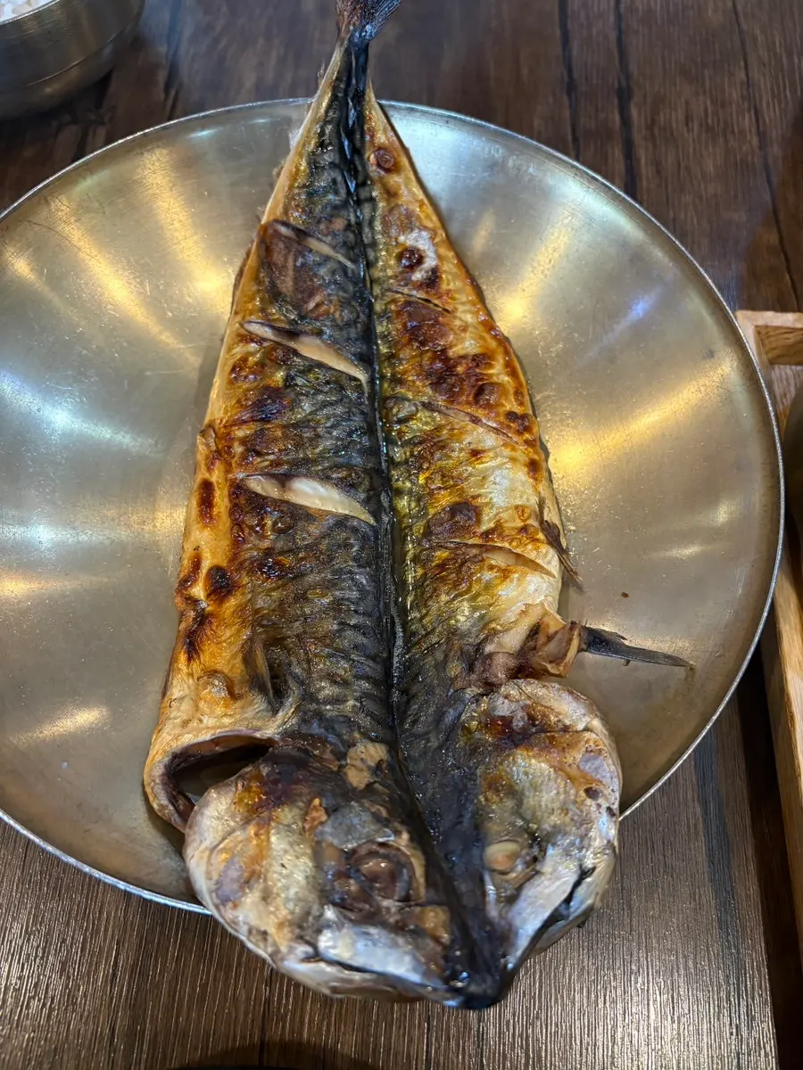 반찬과 밥이 함께 차려진 테이블