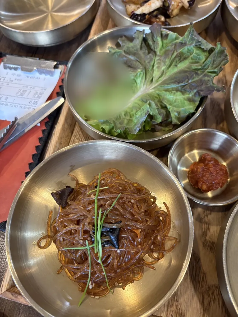 살을 발라 밥 위에 올린 고등어구이