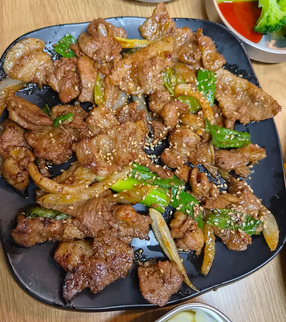 Eating soy-sauce grilled meat together with rice