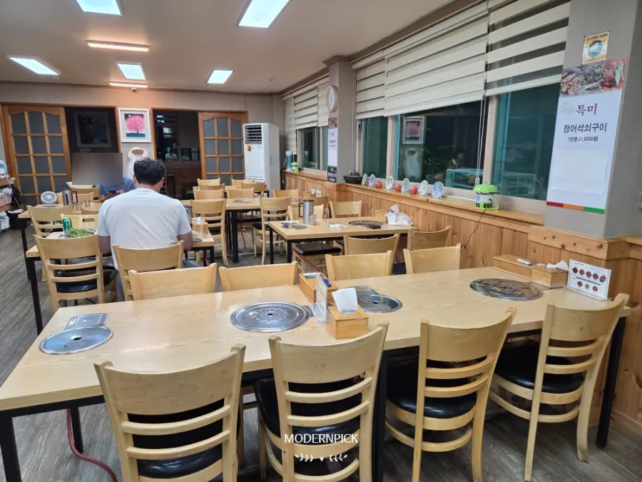 松樹食堂店內座位