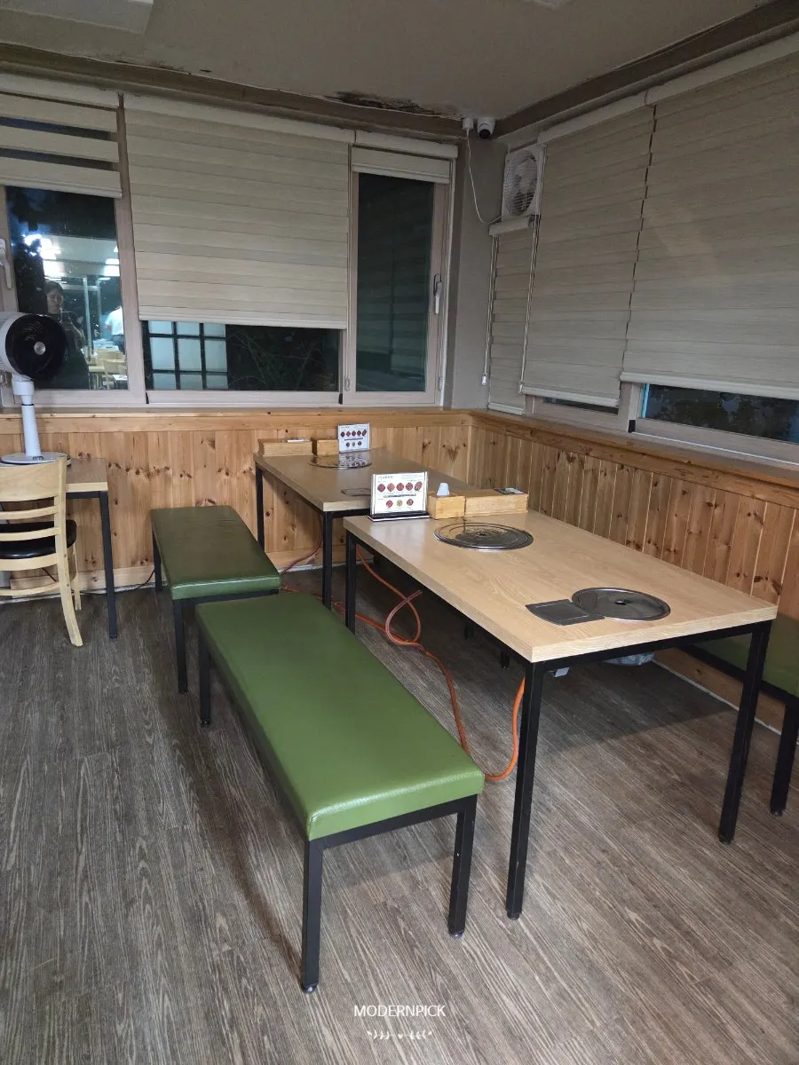 松樹食堂店內通道與桌位