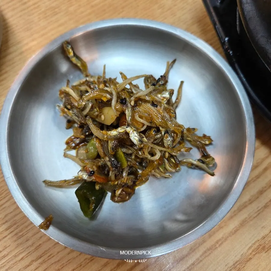 烤架上的五花魷魚烤肉特寫