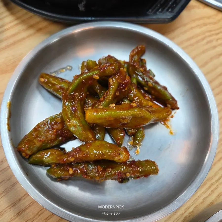 沾滿醬料的五花魷魚烤肉