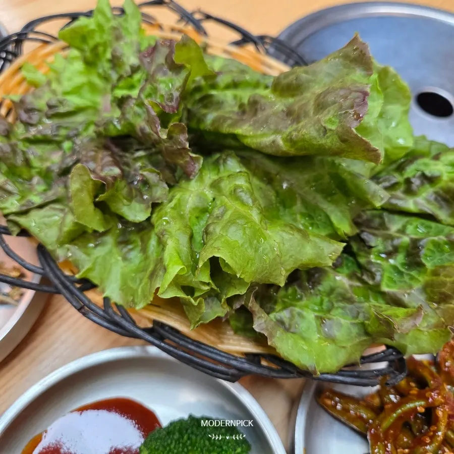 包生菜的五花魷魚烤肉
