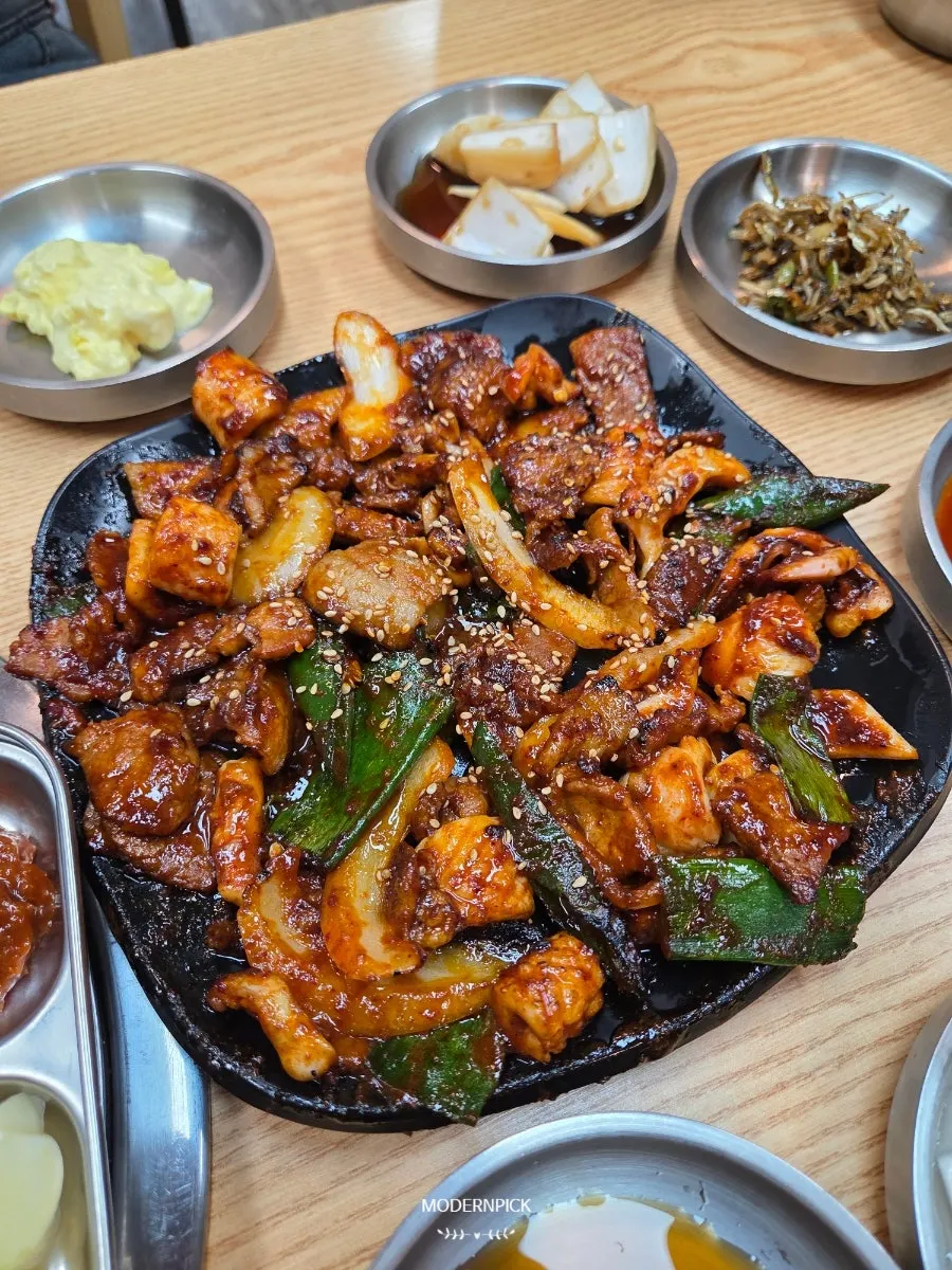 放在白飯上的五花魷魚烤肉一口
