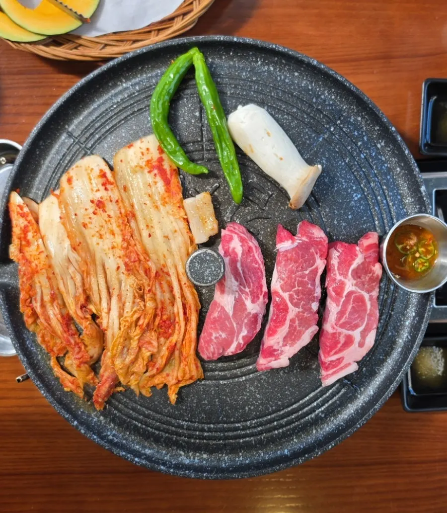 먹기 좋게 자른 목살 구이