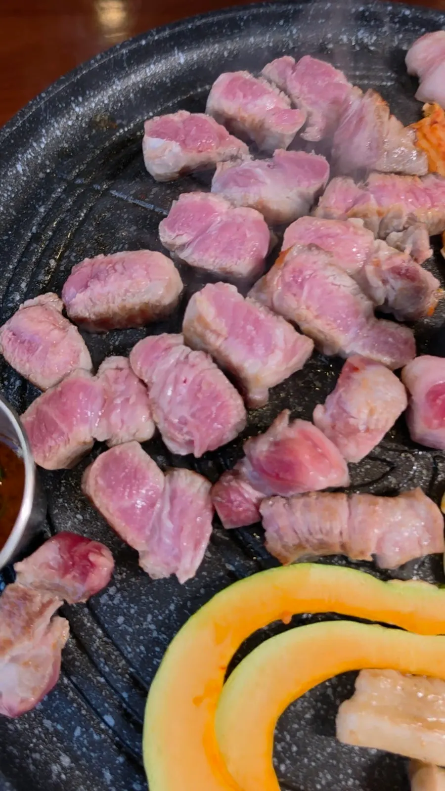 두툼한 냉장 한돈 목살 구이 단면