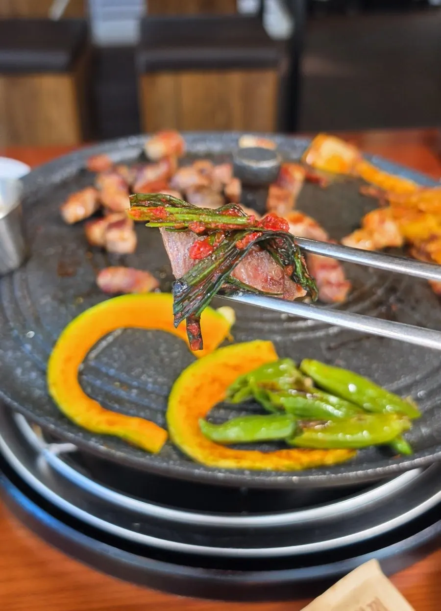 파김치에 올린 목살 한 점