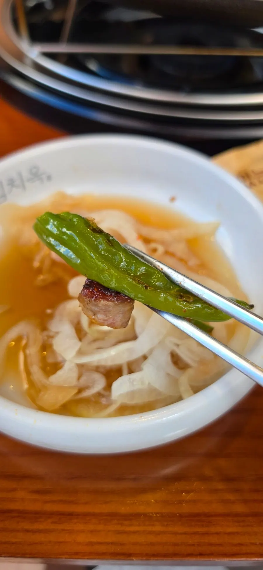 기름장에 찍은 구운 꽈리고추