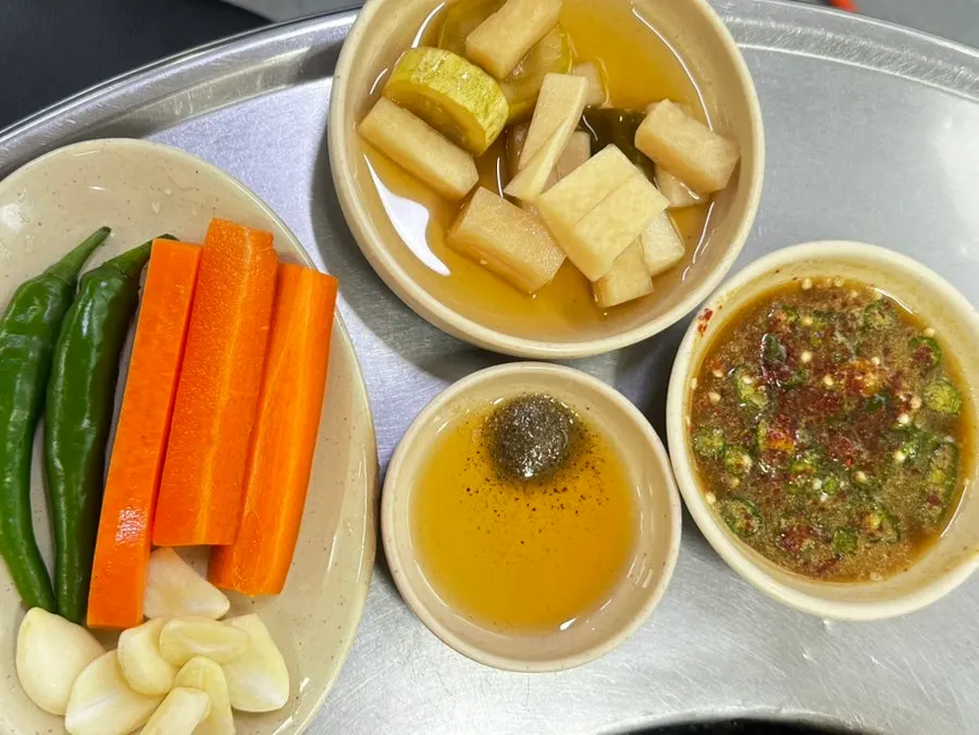 곱창구이 소스와 기본 찬 접시