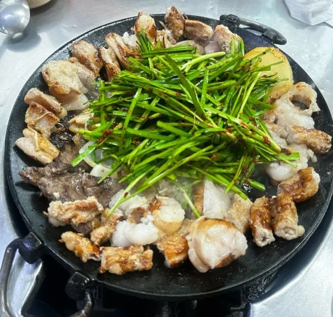 직원이 구워준 곱창 한 점