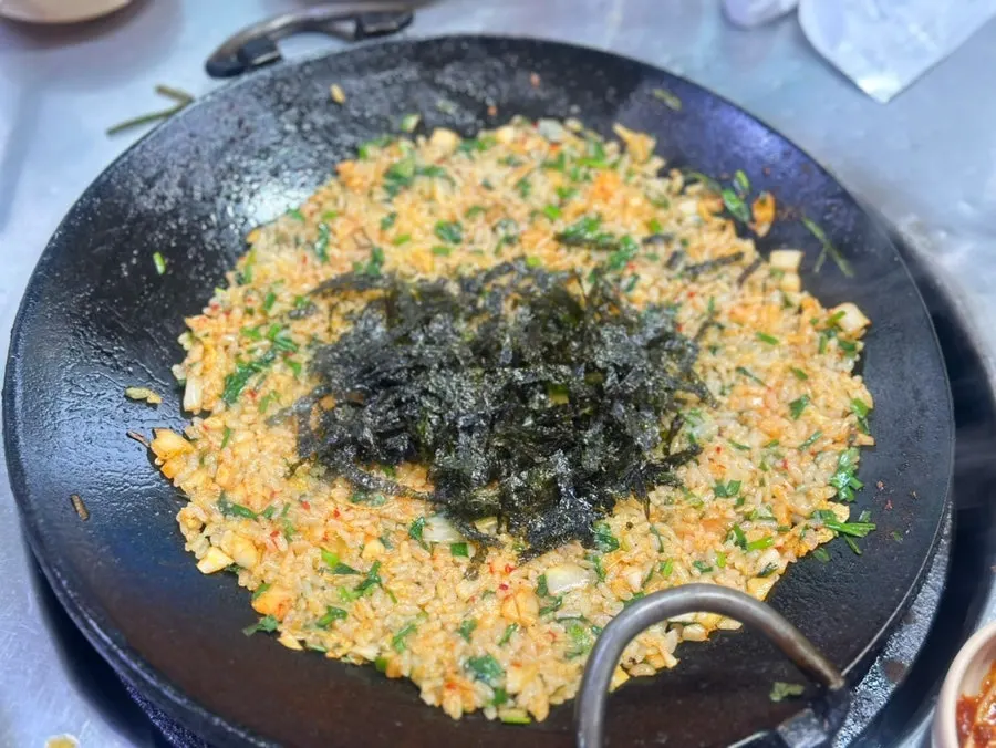 불판에 볶아 나온 김치볶음밥