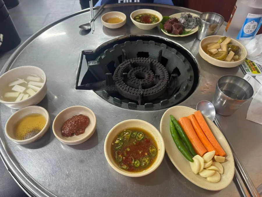 Basic table setting after ordering the grilled gopchang