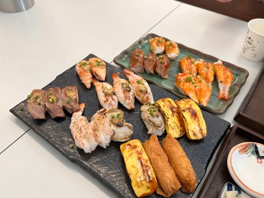 Flame-seared sushi set served with udon and cold soba sides