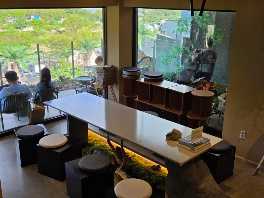 4-person and group tables on the 1st floor