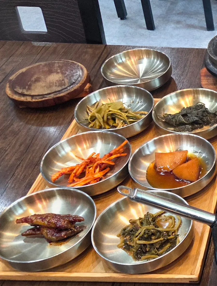 정갈하게 담긴 기본 반찬들