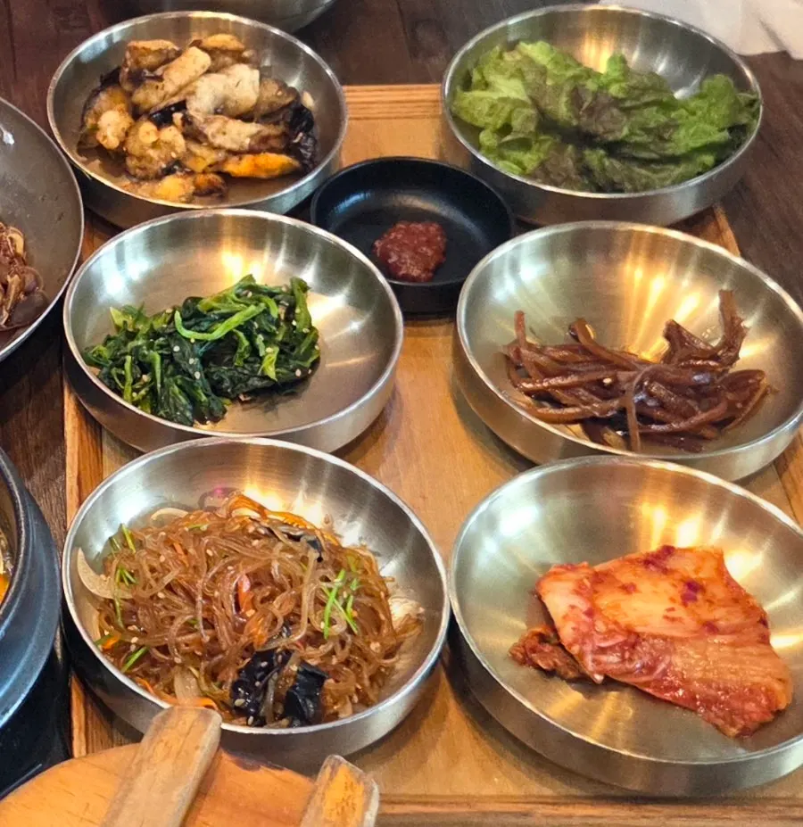 집 반찬 같은 밑반찬 접시