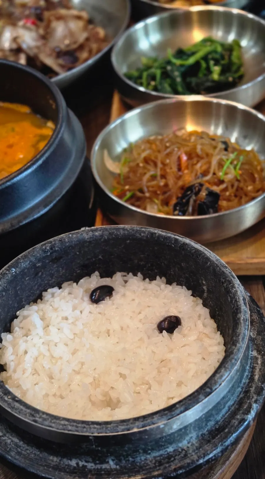 비빔밥용 식기와 고추장, 참기름