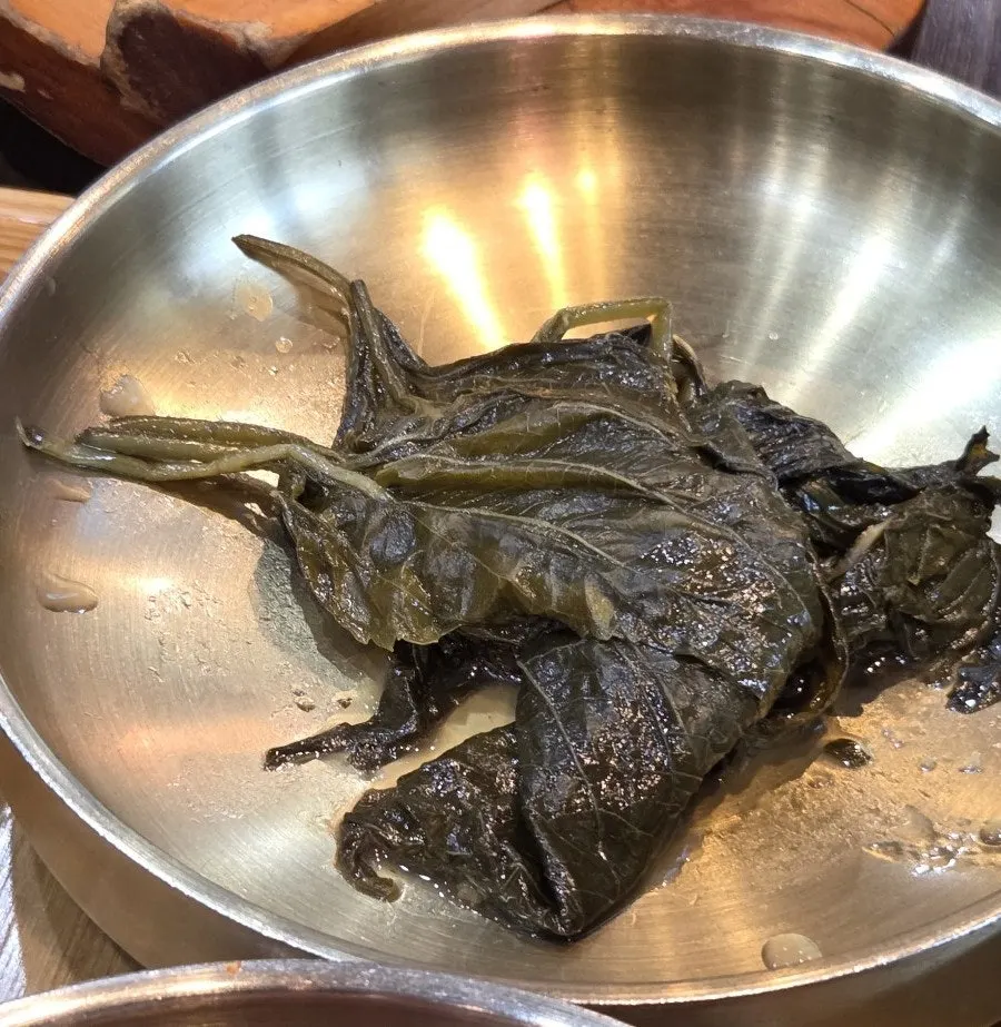 솥밥을 그릇에 퍼 담은 모습