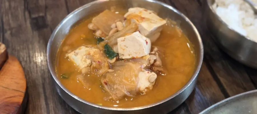 게장 다 먹은 접시와 상차림