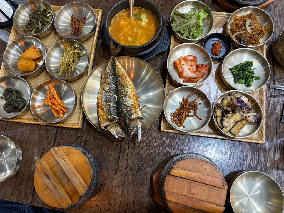 The ordered Tteuranchae Bapsang set meal and grilled mackerel spread