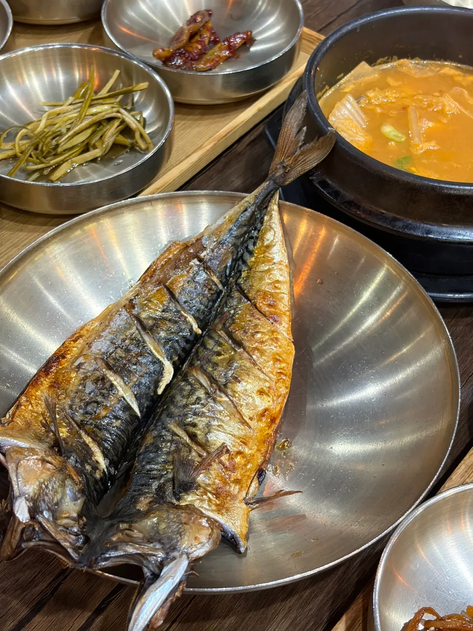 Close-up of the thick-fleshed grilled mackerel