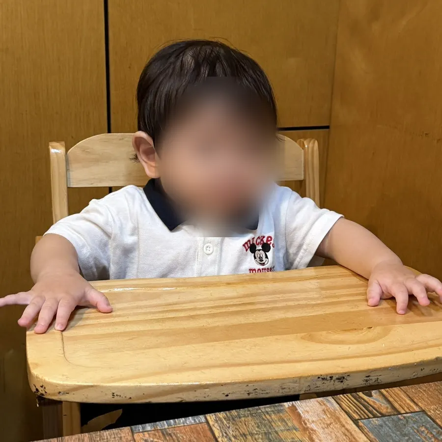 테이블이 많은 넓은 한정식집 내부