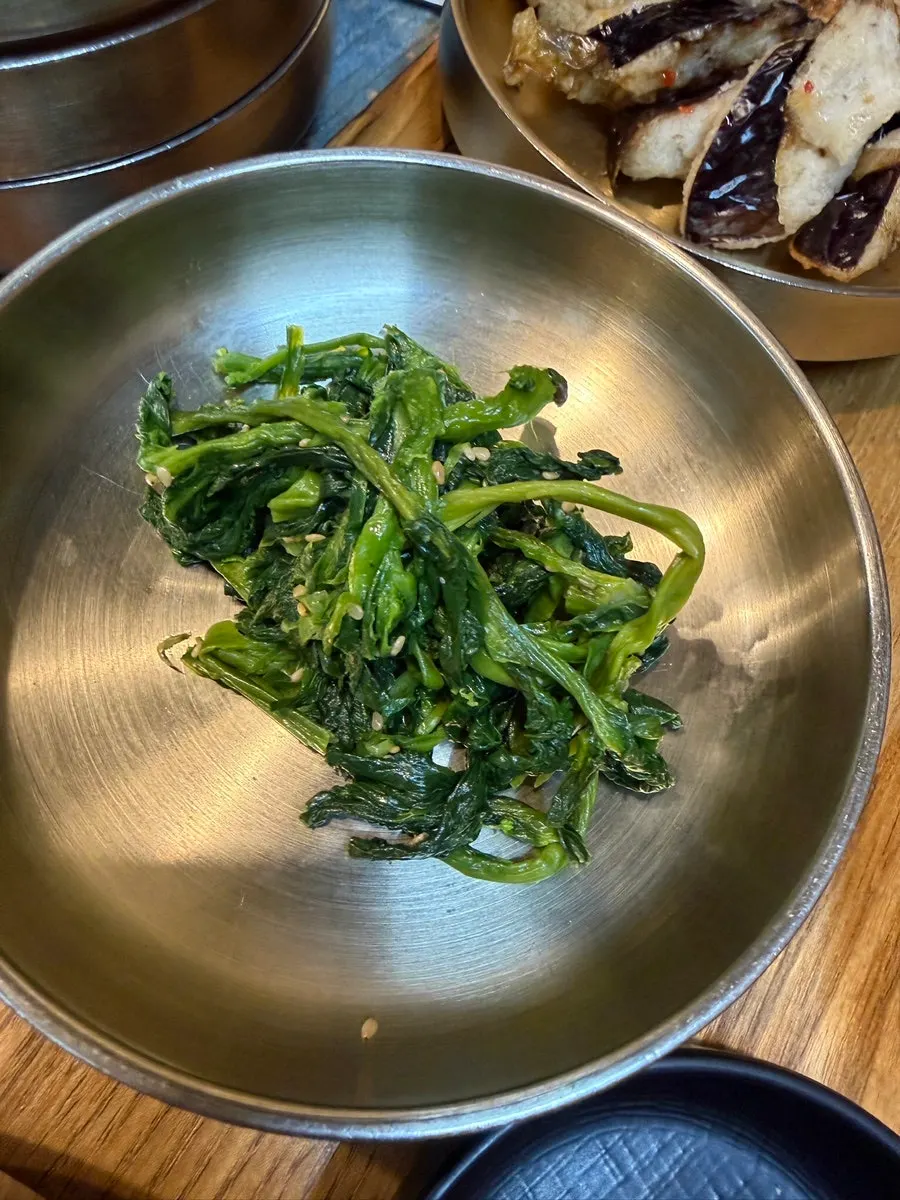 김치와 나물 등 다양한 밑반찬