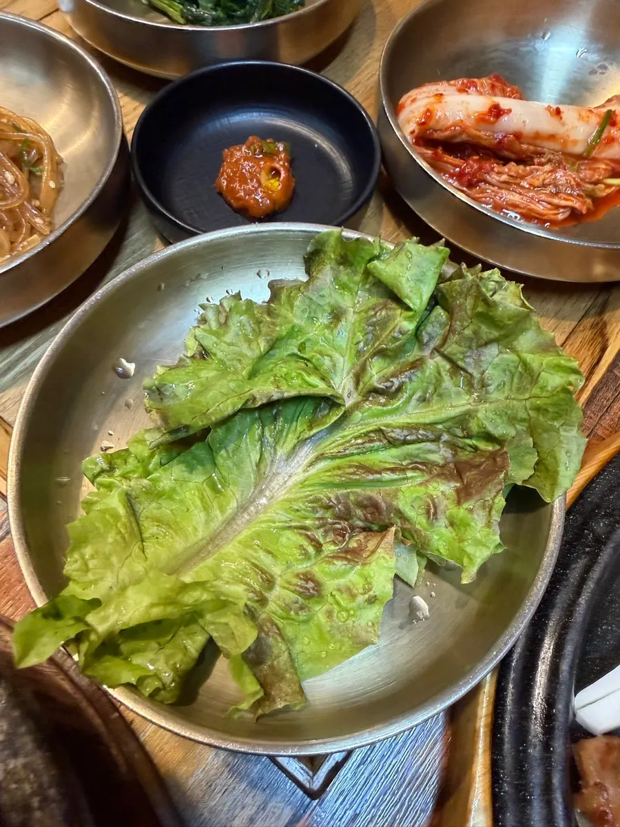 잡채가 담긴 밑반찬 접시