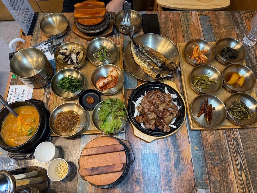 메인 메뉴와 밑반찬, 솥밥이 차려진 한정식 상차림