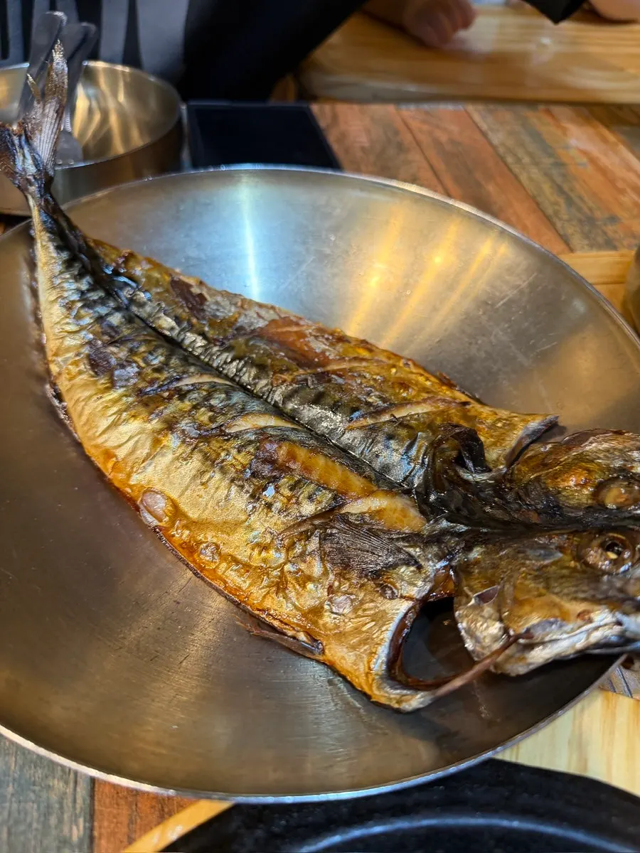통째로 나온 고등어구이 한 마리