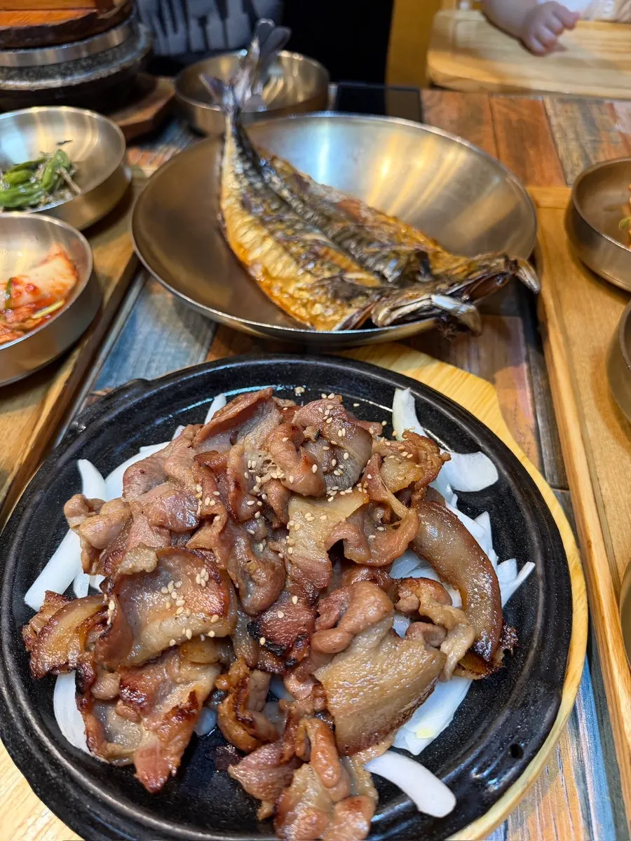 불향이 나는 숯불돼지구이 접시
