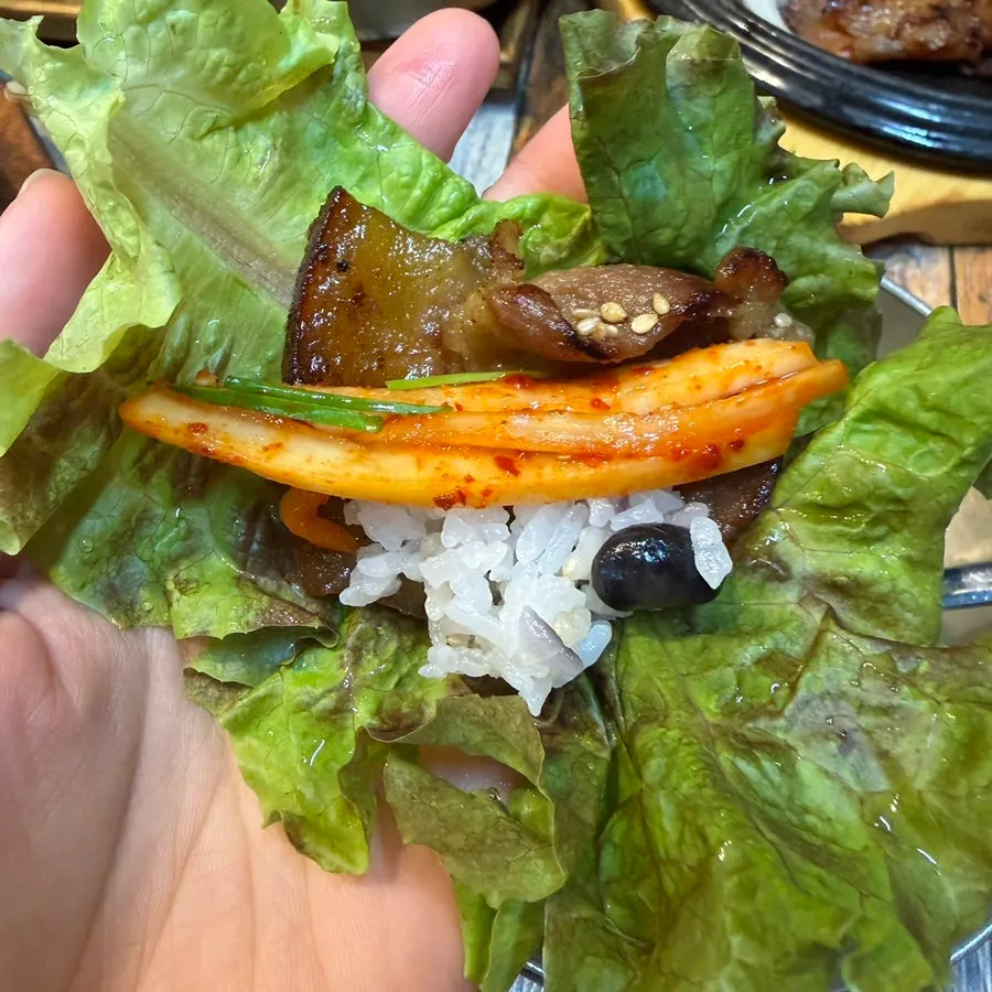 상추에 밥과 돼지구이를 올린 쌈