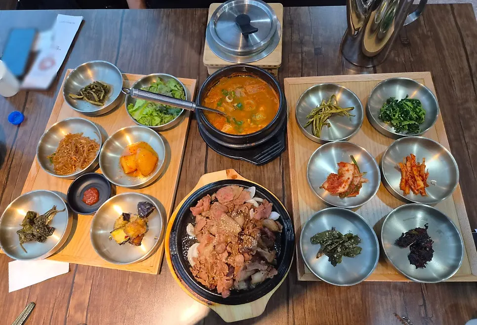 Table filled with side dishes from the tteuranchae bapsang set
