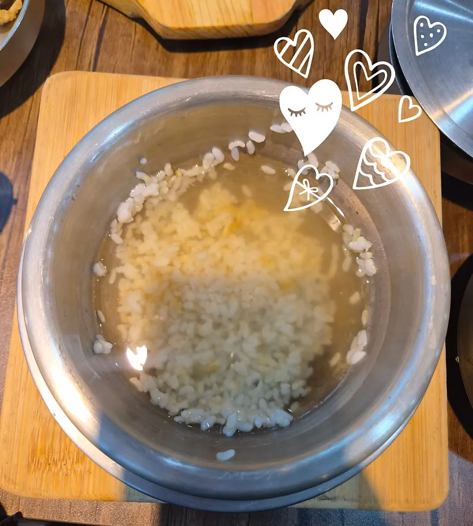Pressure-cooked rice made from yellow rice milled that same day