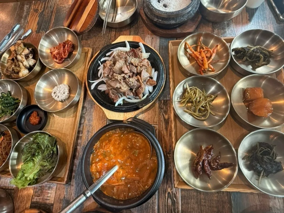 Full spread of the Tteuranchae Bapsang table with 12 banchan