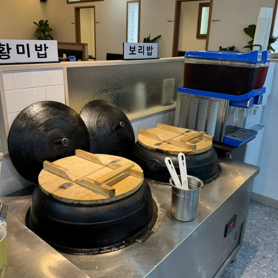 잡채와 나물류가 놓인 셀프바 반찬