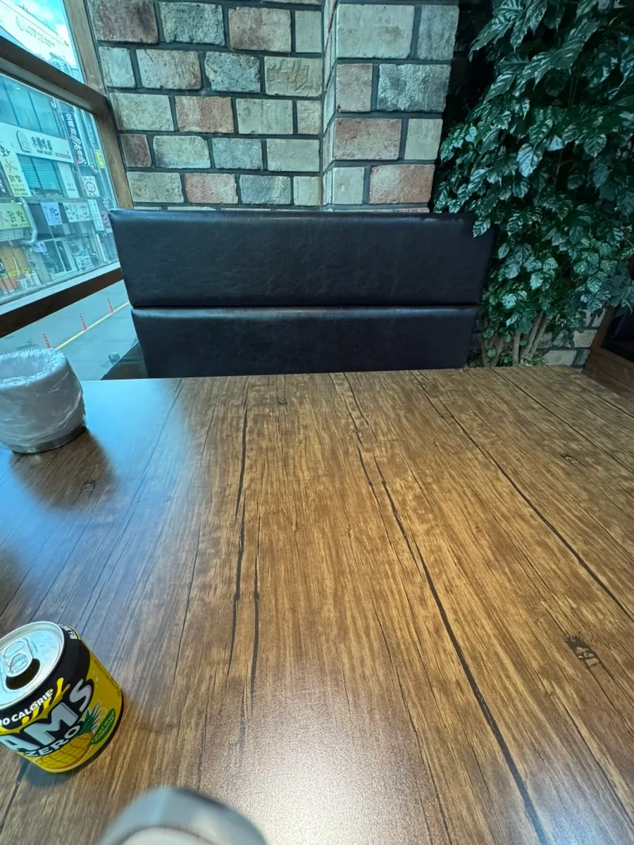 매실과 오미자 음료가 있는 셀프바