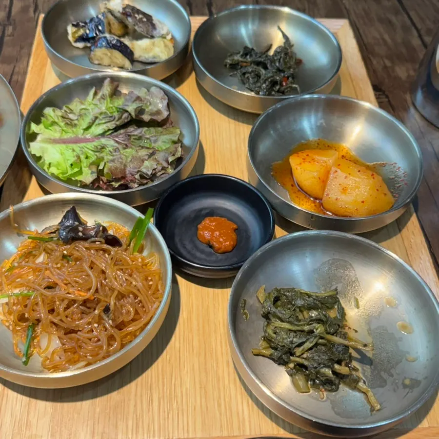 나물과 잡채 등 기본 반찬들