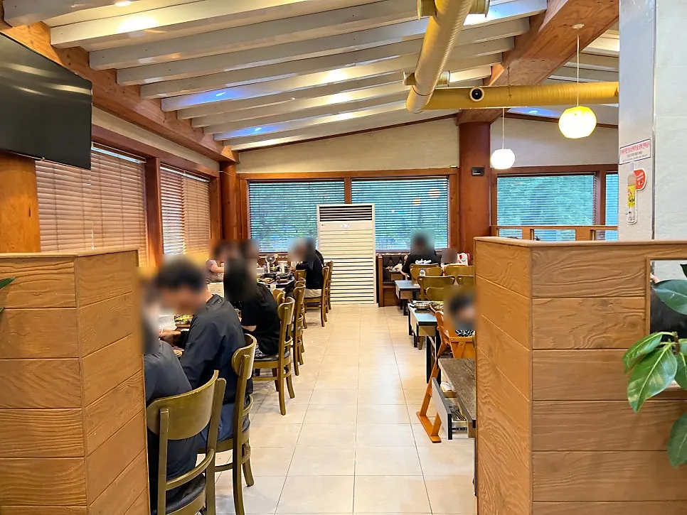 기와 지붕이 올라간 한정식집 외관