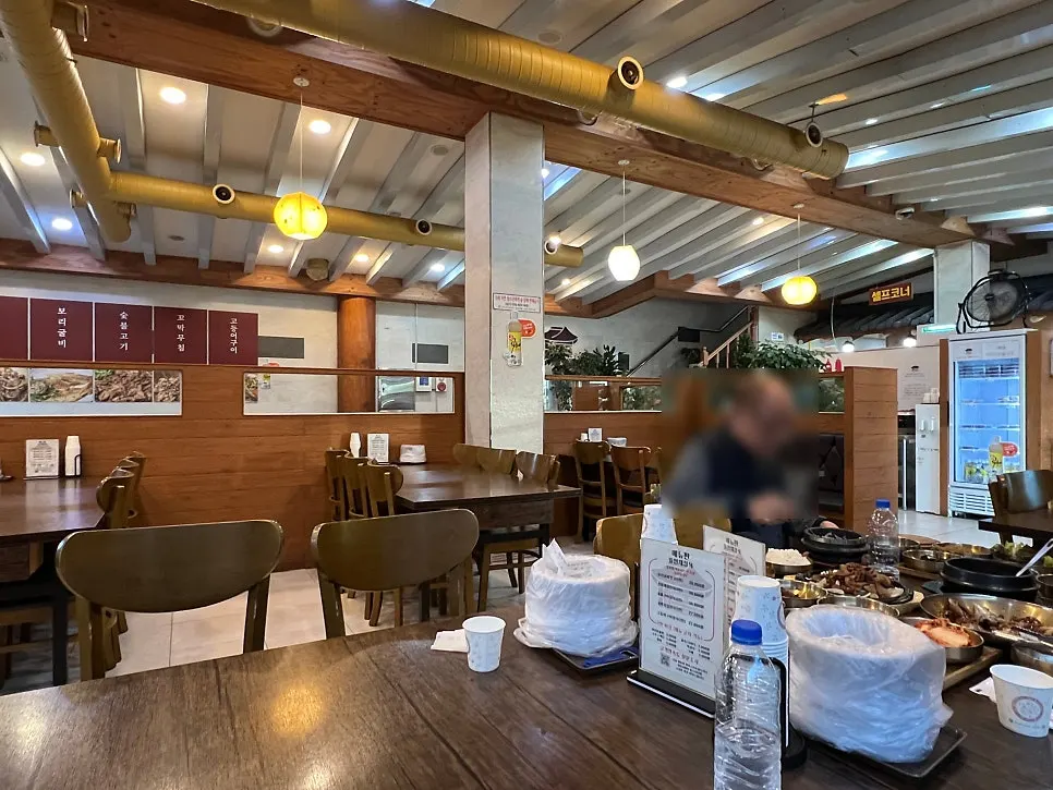 식당 입구 앞 넓은 공간