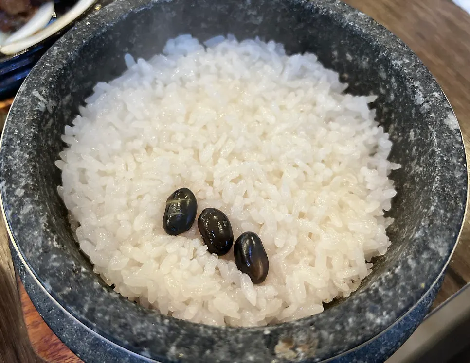 갓 지어 나온 돌솥밥