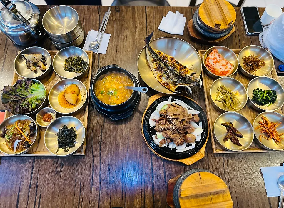 출구 쪽 커피머신과 식후 커피
