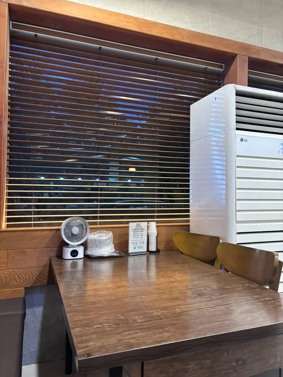 Seating at Kim Myeongju Tteuranchae Bapsang Wondang Station Branch