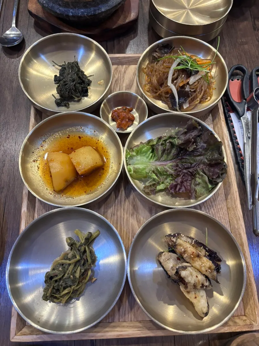 Stone-pot rice with 12 kinds of side dishes