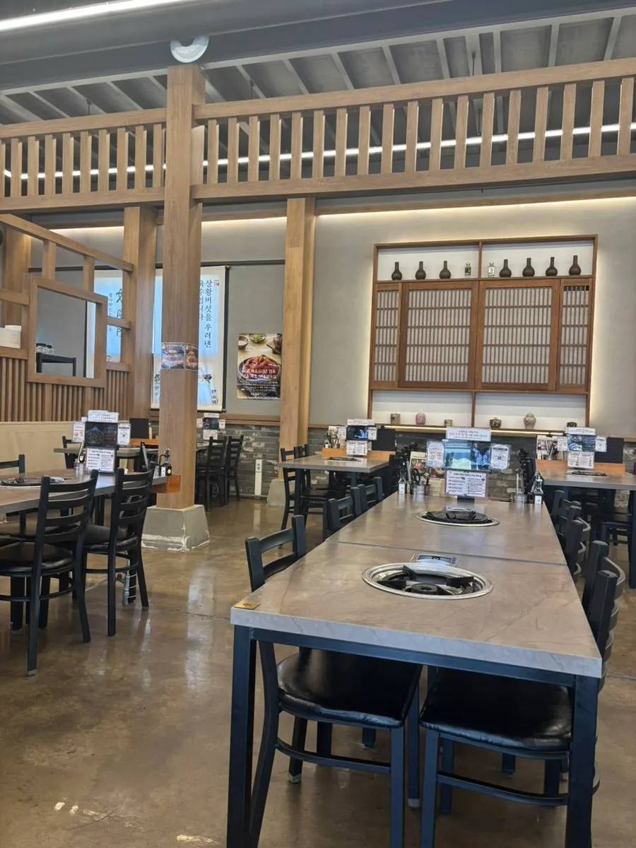 Interior of the restaurant, with an old-fashioned Korean-restaurant atmosphere