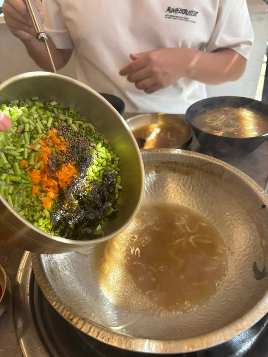 Geotjeori and green onion kimchi eaten alongside the kalguksu
